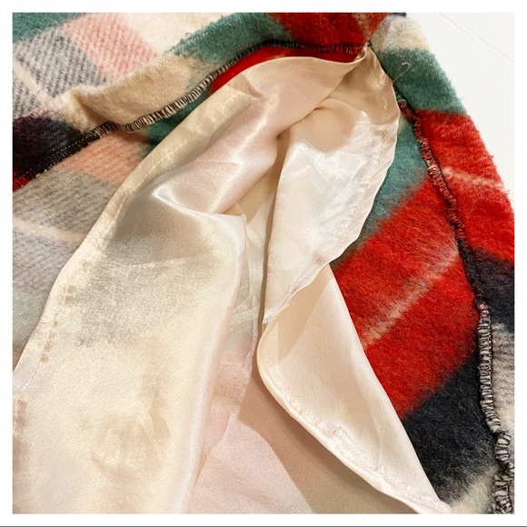 VINTAGE - INTO THE WOODS PLAID CAPE - Picture 11 of 12